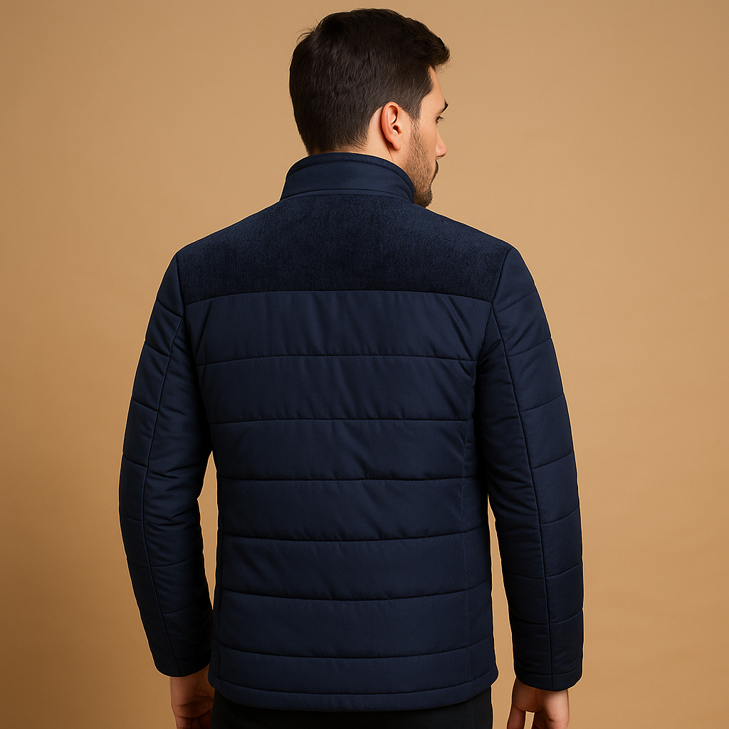 Men’s fleece jacket with soft inner lining, high collar, and zip pockets, suitable for everyday wear and outdoor use.