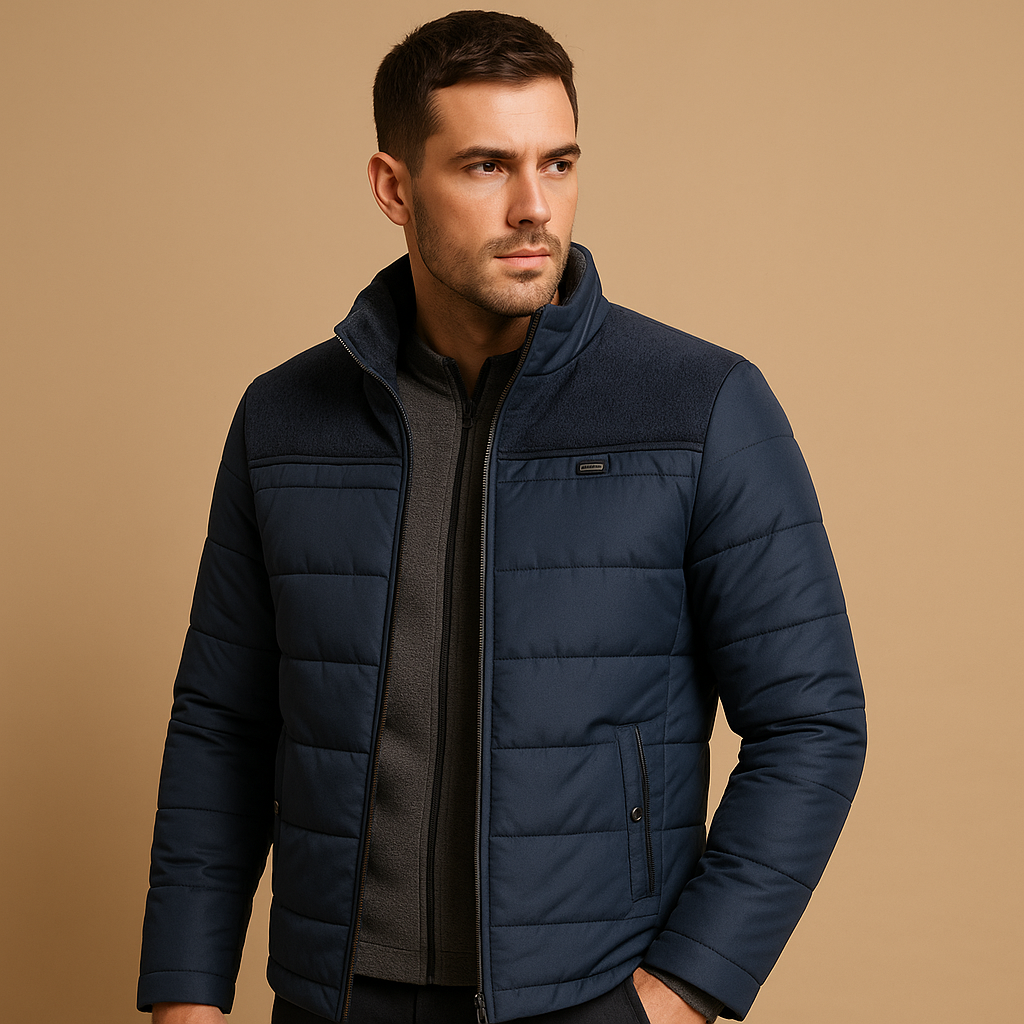 Men’s fleece jacket with soft inner lining, high collar, and zip pockets, suitable for everyday wear and outdoor use.
